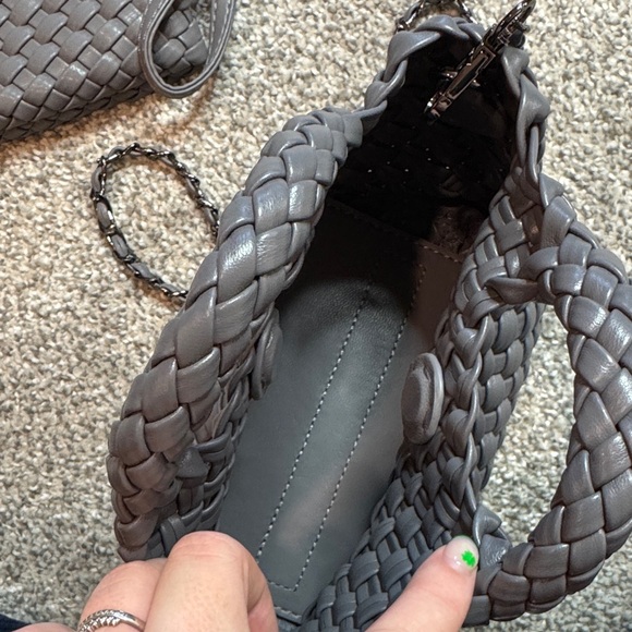 Elegant Gray Woven Handbag - Picture 4 of 6